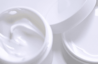 The Role of Moisturizers in Preventing Dryness and Flakiness