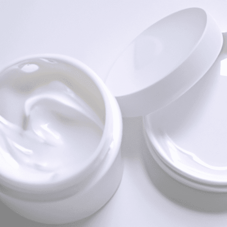 The Role of Moisturizers in Preventing Dryness and Flakiness